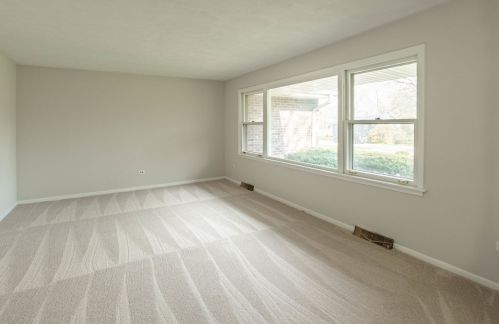10439 Mawman Ave, Waukegan, IL 60087-2426