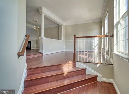 2069 Capstone Cir, Herndon, VA 20170-5908