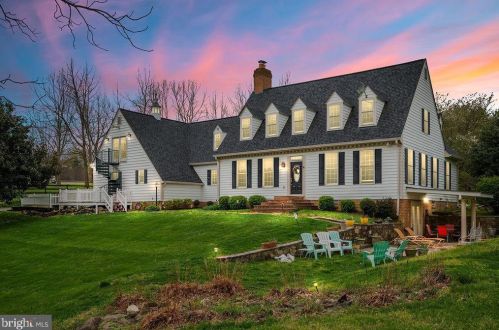 19725 Woodtrail Rd, Round Hill, VA 20141-1939