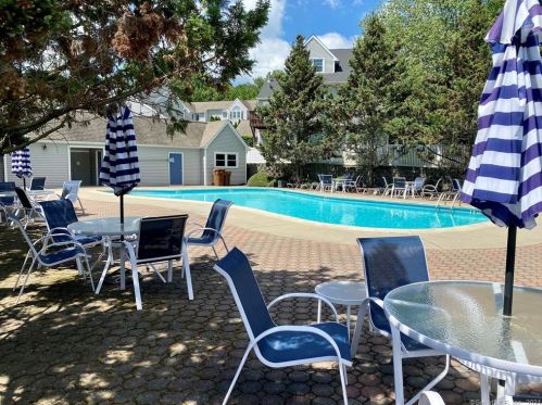 77 Katherine Ct, Huntington CT  06484-4323 exterior
