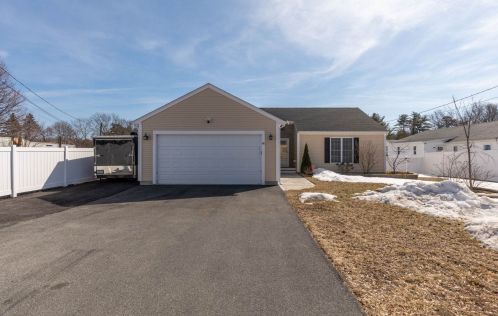48 Collins St, Seabrook, NH 03874-4605