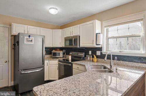 30 Mill Pond Dr, Lancaster PA  17603-7411 exterior