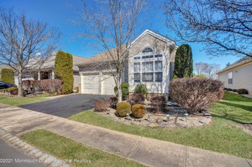 17 Devereux Dr, Lakehurst, NJ 08759-6061