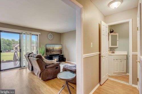 4 Crawford Ct, Trenton NJ  08690-3618 exterior