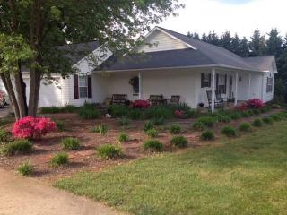 8265 Cedar Bark St, Hickory, NC 28602-8767