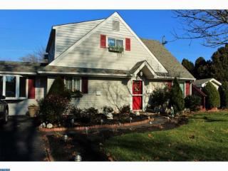 390 Holly Dr, Levittown, PA 19055-1333