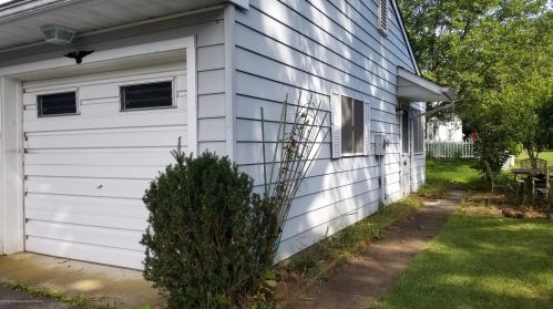 17 Maryland Ave, Lakehurst, NJ 08759-1454