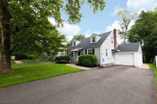 2212 Rhoda Pl, Scotch Plains, NJ 07076-1332