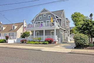 121 12th St, Avalon, NJ 08202-2302