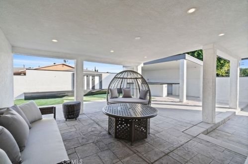 300 Brookhurst St, Anaheim CA  92801-5608 exterior