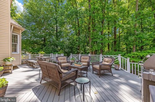 9429 Wooded Glen Ave, Springfield, VA 22015-4231