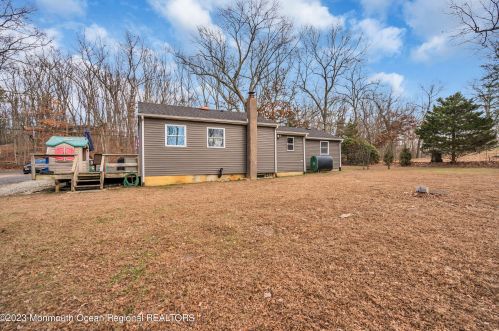 18 Francis Mills Rd, East Freehold NJ  07728-7944 exterior