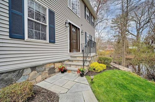 7 Ojibwa Rd, Huntington, CT 06484-4918