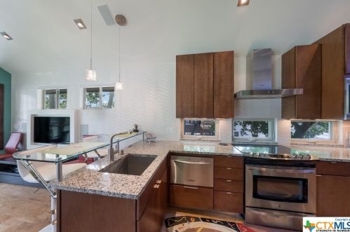 332 Mdw Lk Dr, Seguin TX 78155-9206 exterior