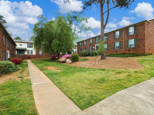 5593 Kingsport Dr, Atlanta GA  30342-4649 exterior