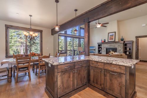 10955 Ski Slope Way, Truckee CA  96161-6613 exterior