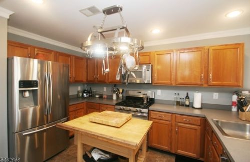 6 Dudley Ct, Green Brook, NJ 08812-1745