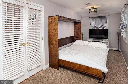 6132 Shady Side Rd, Shady Side MD exterior