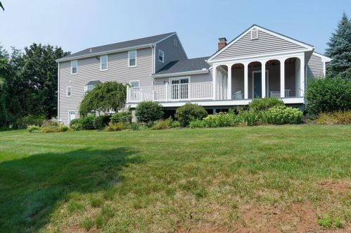 4 Guernsey Ln, Wallingford, CT 06492-5302