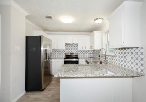 2212 Mockingbird Ln, Morgans Point TX 77571-2542 exterior