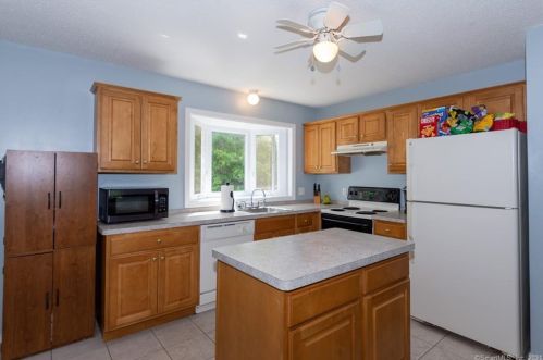 24 Fairway Dr, Gales Ferry, CT 06339-1538