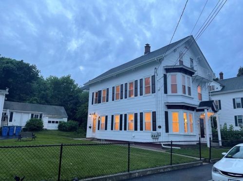 20 Central St, Lincoln, RI 02838-1025