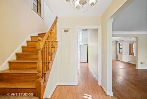 2453 Jarvis Ave, Chicago, IL 60645-1615