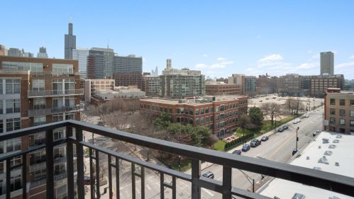 1000 Adams St, Chicago IL  60607-2912 exterior