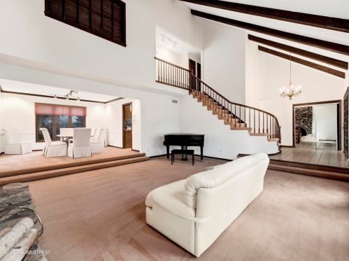 8485 Clynderven Rd, Willowbrook IL  60527-8363 exterior