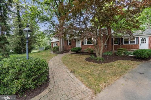 19 Running Pump Rd, Lancaster, PA 17603-2242