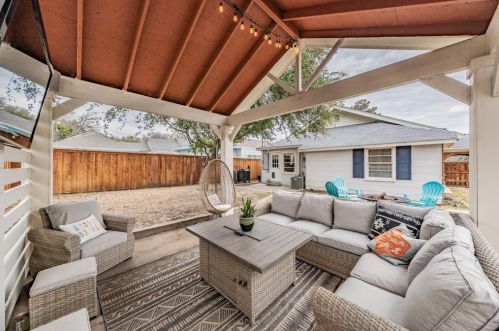 2410 Kenley St, Fort Worth TX  76107-4924 exterior