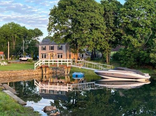 1 Jackson Hill St, Portsmouth, NH 03801-3530