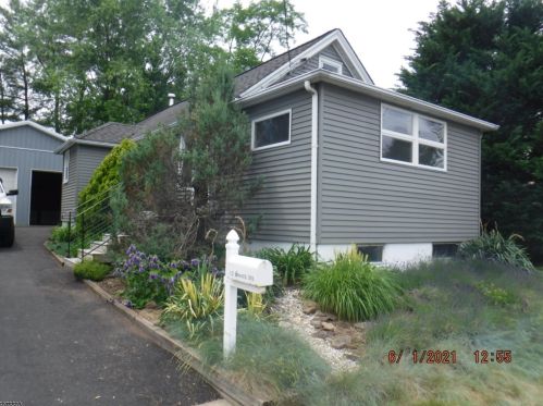 12 5th Ave, Manville, NJ 08835-1322