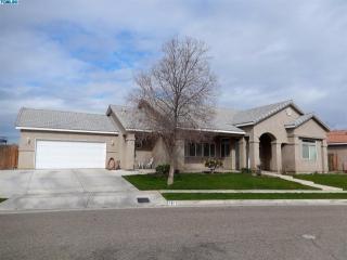 1912 Mount Whitney Ct, Tulare, CA 93274-8575