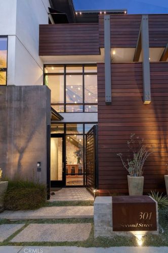 301 2nd St, Huntington Beach, CA 92648-5105