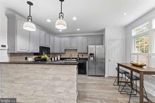 1300 Sundial Dr, Herndon, VA 20194-2000