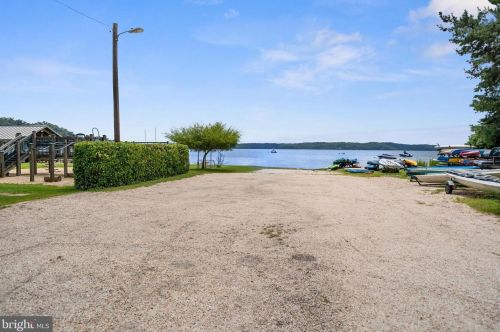 16 Severn Riv Rd, Severna Park MD 21146-4659 exterior