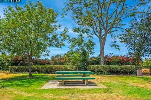 1371 Del Rio Ct, Concord CA  94518-4324 exterior
