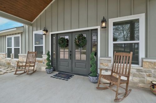 2066 Oak Grove Rd, Stairtown, TX 78648-4604