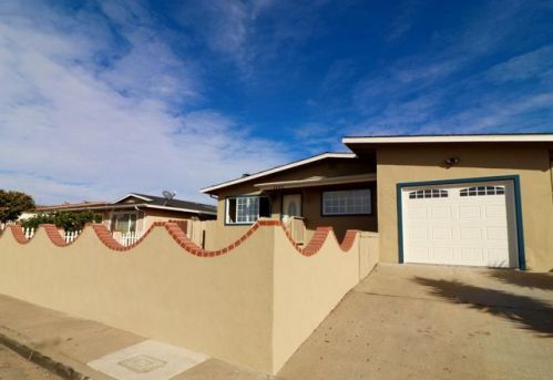 1662 Luzern St, Seaside, CA 93955-4514