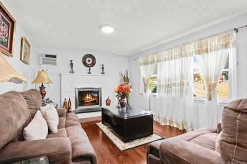 1 Chestnut Dr, Derby, CT 06418-2307