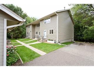 614 Oak Park Ln, Hopkins, MN 55343-8381