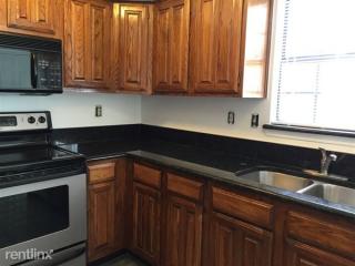 100 Shinoak Vly, Irving TX  75063-4744 exterior