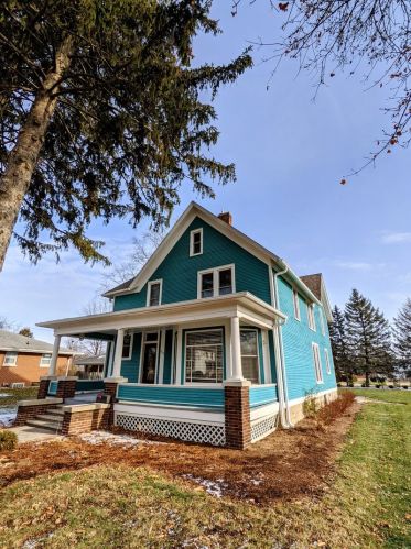 318 Pine St, Momence, IL 60954-1113