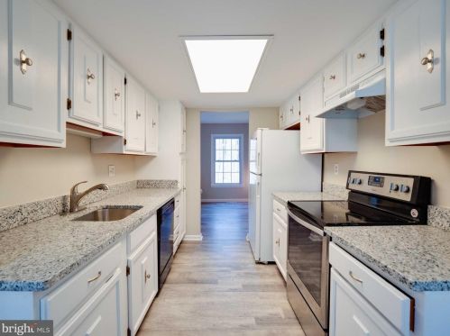6227 Rathlin Dr, Springfield, VA 22152-2157