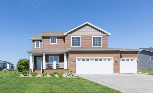 3833 16th St, Moorhead, MN 56560-6868