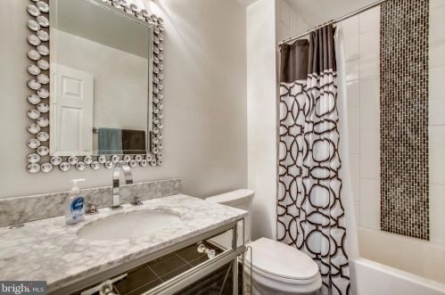 1576 Goldenrain Ct, Herndon VA  20190-4037 exterior
