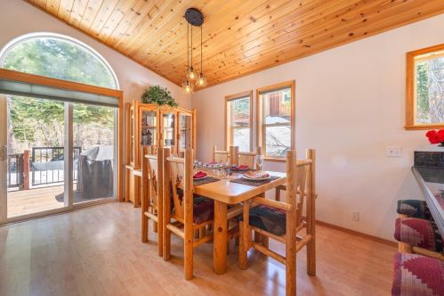 13610 Hillside Dr, Truckee CA  96161-6867 exterior