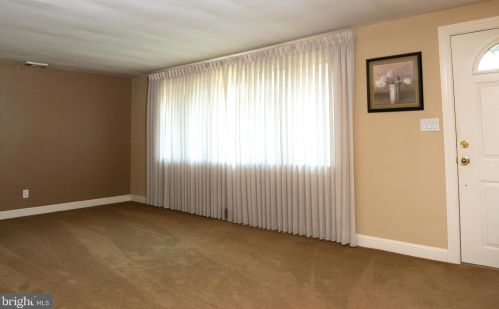 5 Village Dr, Trenton, NJ 08620-1309