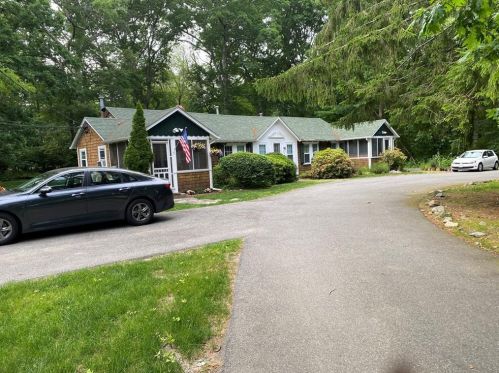 207 Fairway Dr, North Kingstown, RI 02852-6218
